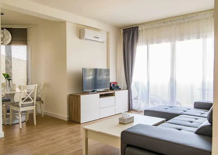 New Near The & Train Station In Club Playa Flores 아파트 *